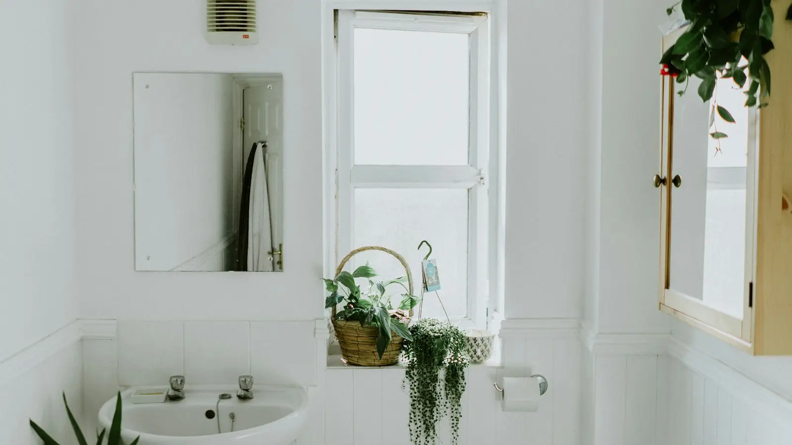 Clean, empty bathroom after an end-of-lease clean