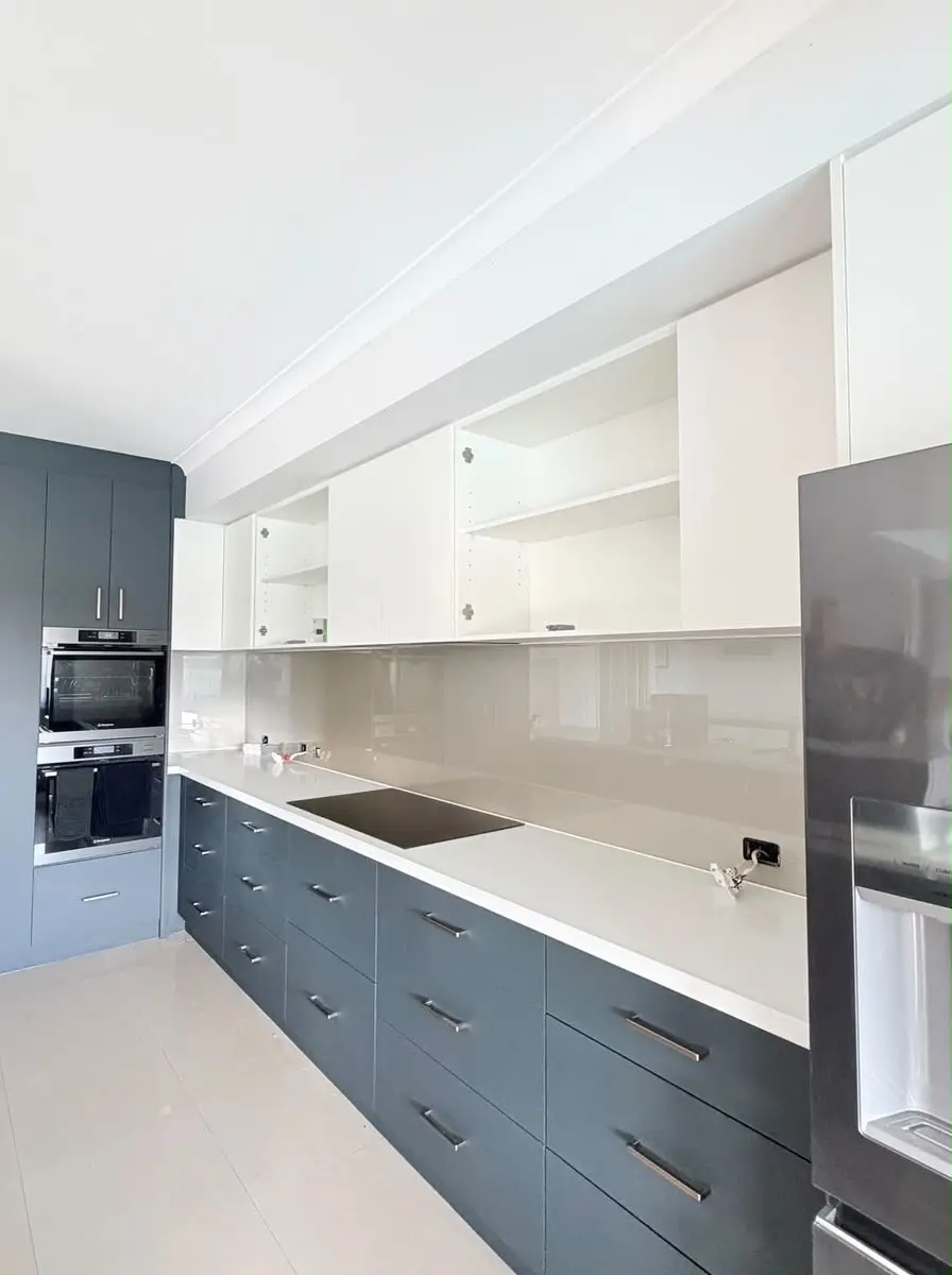 Glass splashback installed by Hightym