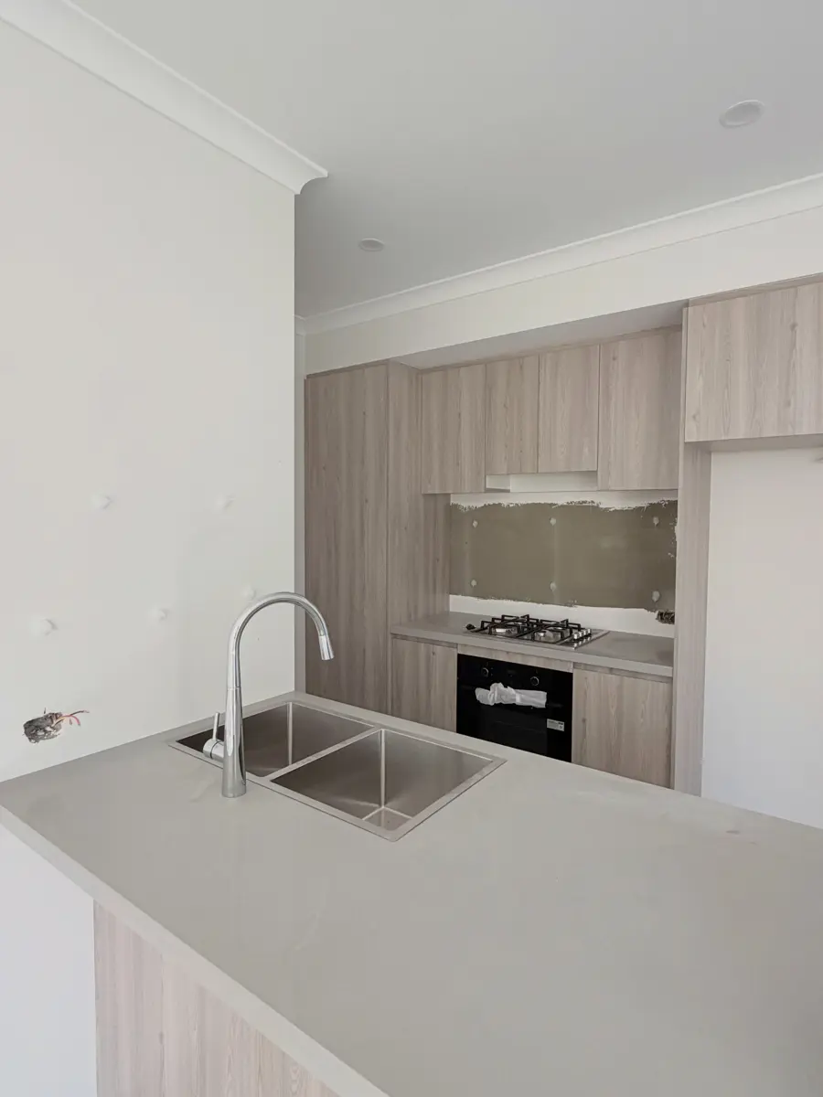 Glass splashback installed by Hightym
