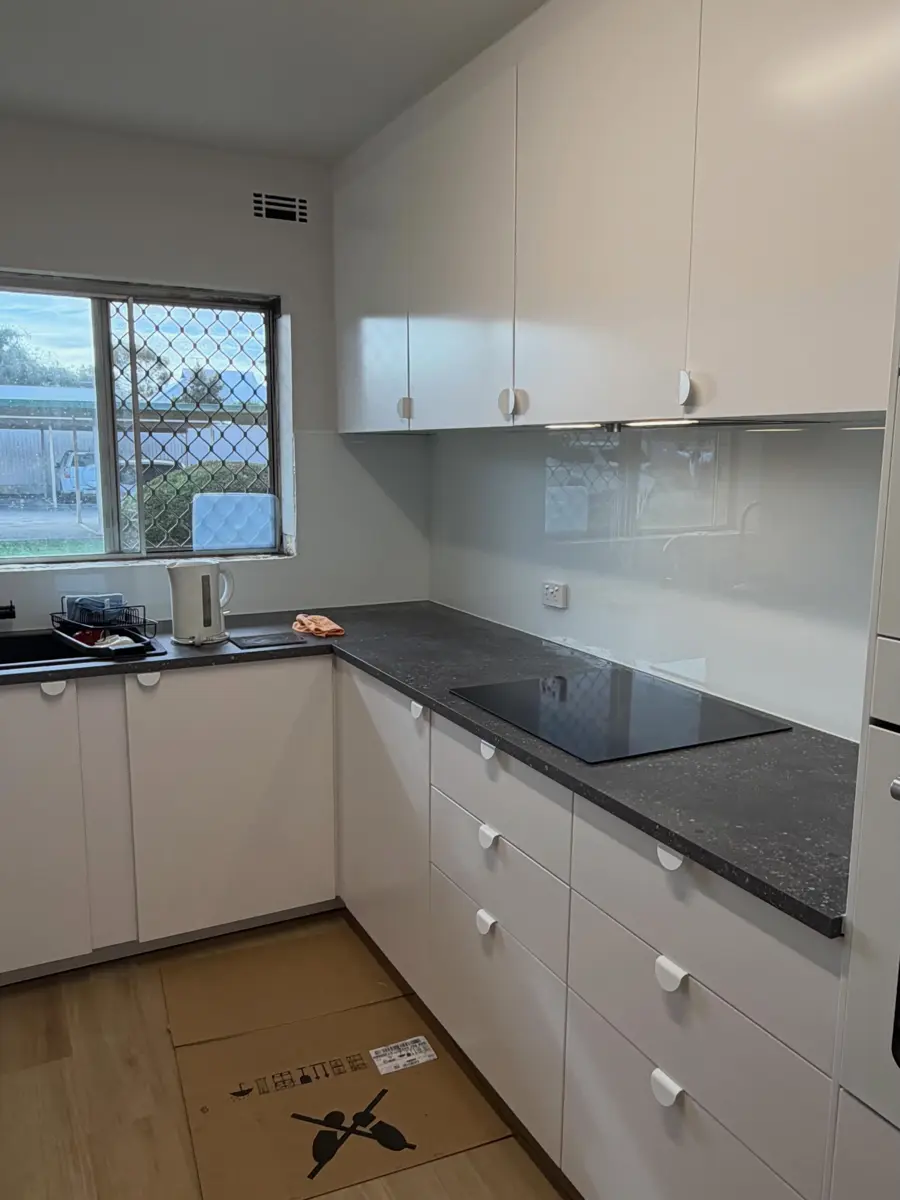 Glass splashback installed by Hightym