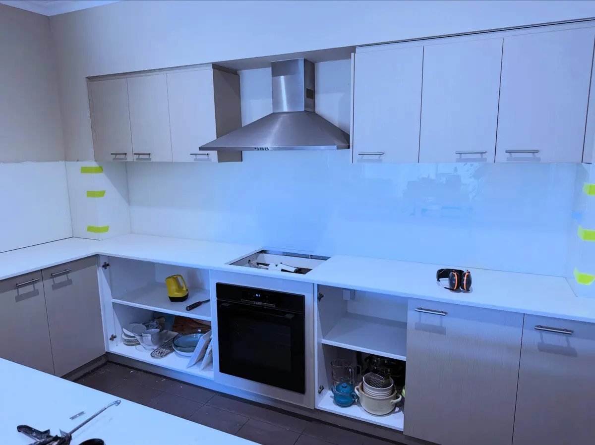 Glass splashback installed by Hightym