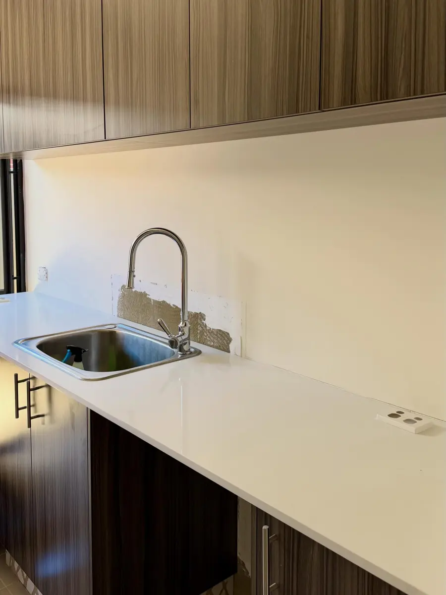 Glass splashback installed by Hightym