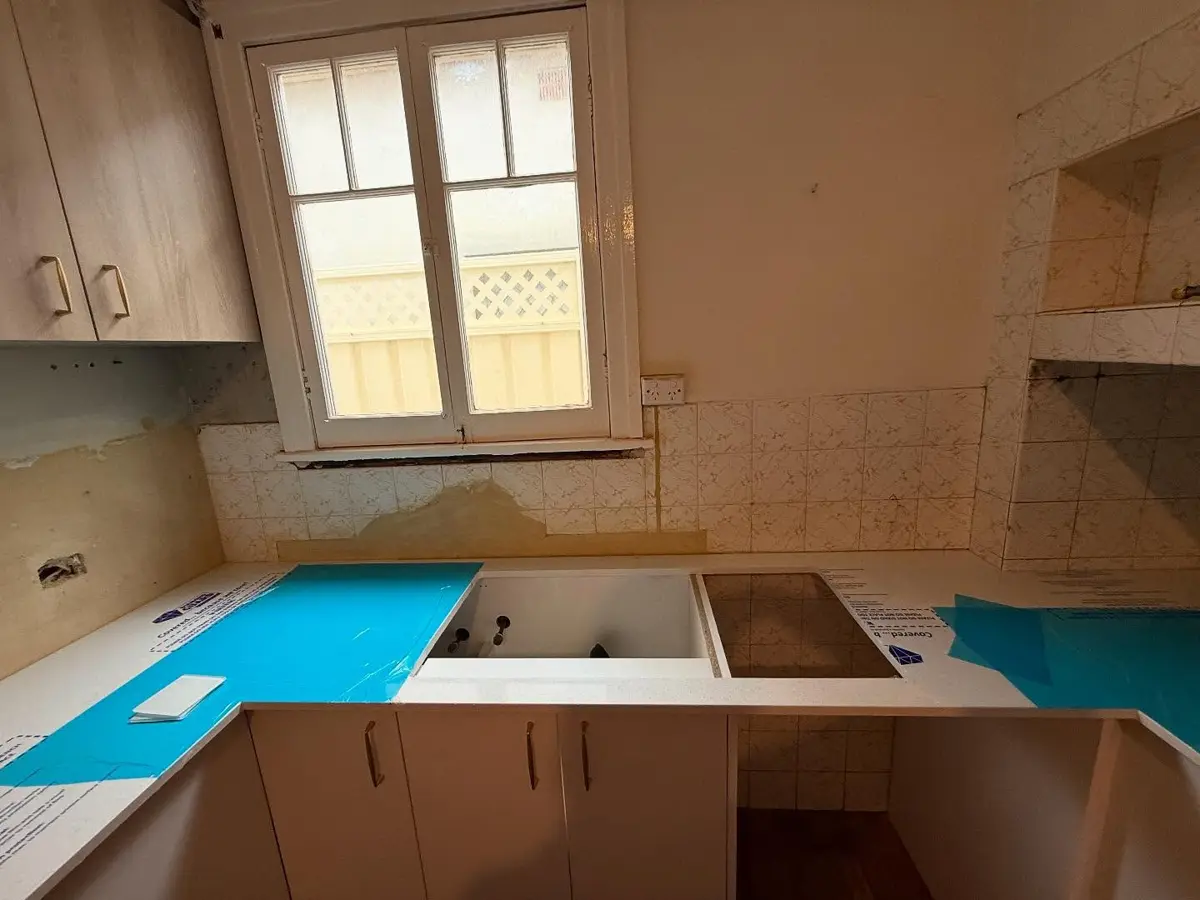 Glass splashback installed by Hightym